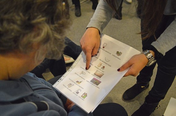Apresentação de um documento em leitura fácil a uma utente da APPACDM Coimbra, relativo ao projeto "A Cultura Também é Para Nós", vencedor do Prémio Criar para Inovar
